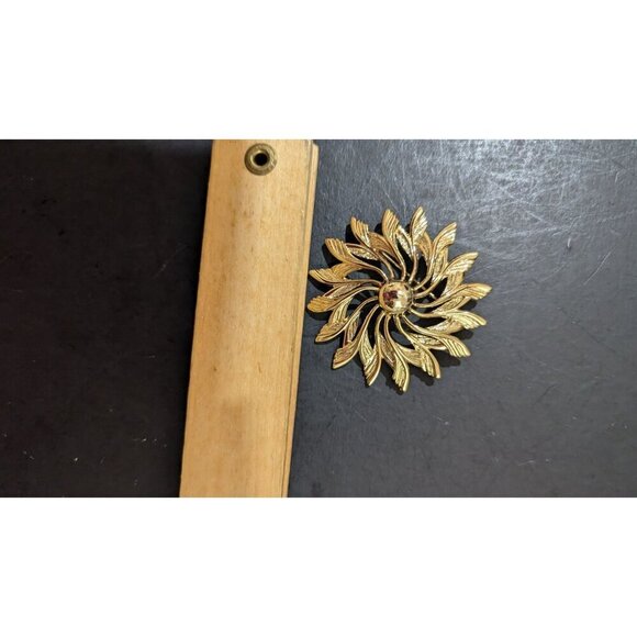 Vintage Sarah Coventry Gold-Tone Sunburst Brooch Pin flower - Picture 5 of 6